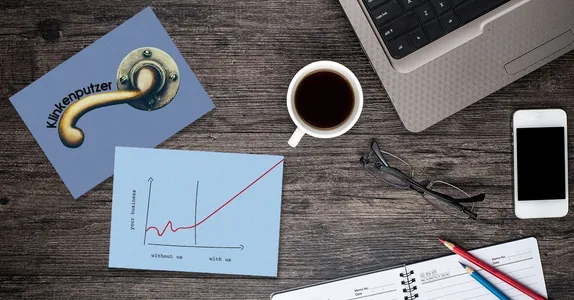 EchtPost-Postkarten auf einem Schreibtisch, neben Kaffee, Laptop, Schreibblock und Smartphone.