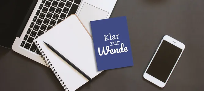 Ein Laptop, ein Block, ein Stift, eine Postkarte, ein Smartphone – alles Werkzeuge zur Kaltakquise.