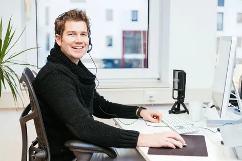 Unser Geschäftsführer telefoniert im Kundendienst.