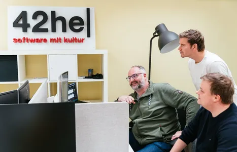 Arne, Axel und Christian kollaborieren unter dem 42he Logo.