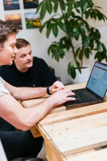 Axel und Christian schauen im CRM nach Kundendaten.