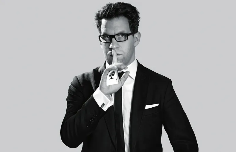 Maik M. Paulsen posiert mit Brille und Ass im Ärmel.