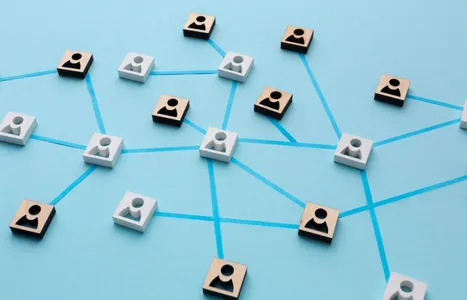 Ein Netzwerk aus verbundenen Holzplättchen.