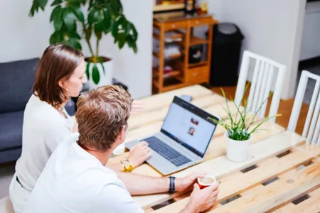 Axel und Anja diskutieren über den besten Ansatz.