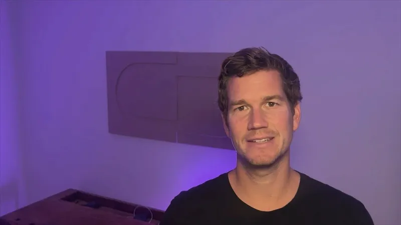 Axel erklärt n8n vor lila Hintergrund.